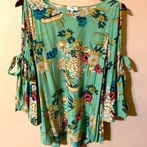 Medium Umgee green floral cold shoulder/open sleeve with ties. Boutique buy!